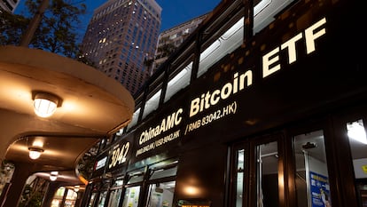 Un anuncio en un tranvía de Hong Kong del primer ETF de bitcoin de Asia.