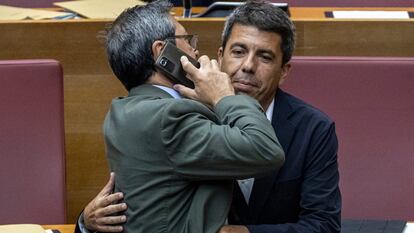 El presidente de la Generalitat, Carlos Mazón, saluda al vicepresidente, Vicente Barrera, al inicio del pleno de Les Corts Valencianes este jueves.