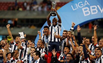 Los futbolistas de Monterrey celebran el título.