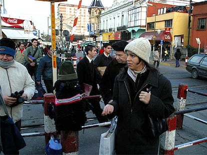 La gente camina abrigada por una calle de Buenos Aires esta semana.