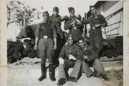 Matías Gimeno Orts, a la izquierda. A la derecha de la imagen, de pie, Juan Bautista García Sales, el soldado muerto. La fotografía fue tomada el día de la jura de bandera, en los cuarteles de Ceuta.