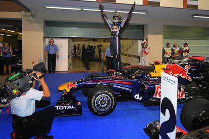 Vettel celebra eufórico su primer título mundial.