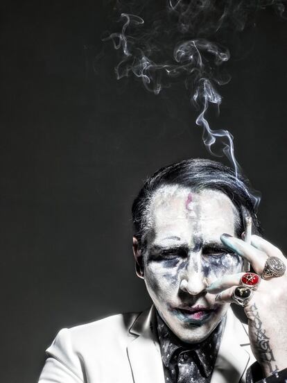 “Esto fue genial porque no sabíamos que íbamos a hacer y me tiré polvo en la cara y sobre mi camiseta”, rememora Manson, que creía que aquel día estaba innovando por llevar un traje blanco, pero, en realidad, ya habían hecho algunas fotos conjuntas con otro traje blanco dos décadas antes. La foto está tomada justo después de cuando se hizo el tatuaje que tiene protagonismo en la imagen. “Creo que aún estaba fresco”, destaca.