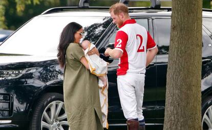 El príncipe Enrique y Meghan Markle con su hijo Archie en un partido de polo en Wokingham, Inglaterra.