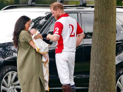 El príncipe Enrique y Meghan Markle con su hijo Archie en un partido de polo en Wokingham, Inglaterra.