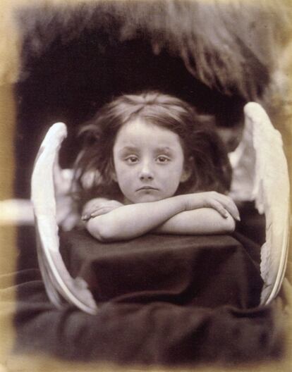 Julia Margaret Cameron (1815-1879) forma parte de una minoría de burgueses aficionados que realizaron una obra artística, puesto que la mayor parte de la sociedad no se podía permitir los costes de la fotografía. Realizaban obras pictóricas, que no representaban necesariamente la realidad, y que eran retocadas con técnicas manuales como el rascado. En la imagen, 'I wait' (1872) de Julia M. Cameron.