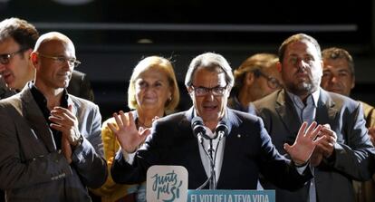 Artur Mas addresses crowds on Sunday night.