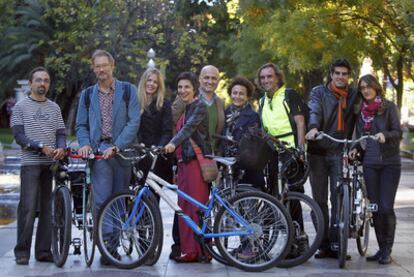 MOVILIZADOS POR LA BICICLETA. Los integrantes de la asociación Madrid en Bici posan con sus vehículos de dos ruedas. De izquierda a derecha, Luisón García (creativo multimedia), el arquitecto Jeffrey Brock, la cantautora Christina Rosenvinge, la arquitecta Belén Moneo, Vicente Maqueda (negocio de bicis), Eva García (exportación), el médico José Zarco, Sergio Quero (marketing) y la abogada Ana Ballester.