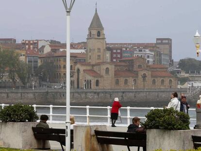 Aspecto que presenta la playa de San Lorenzo de Gijón.