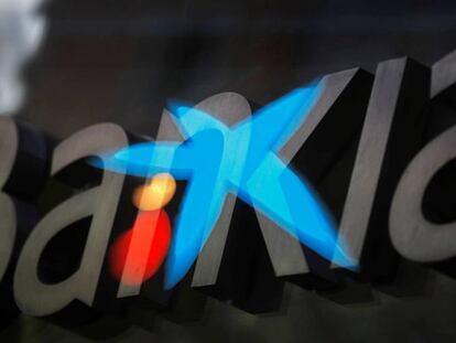 Fotografía de multiexposición que muestra los logotipos de las entidades bancarias Bankia y CaixaBank. 