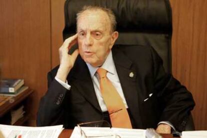 El presidente de la Xunta en funciones, Manuel Fraga, en su despacho.
