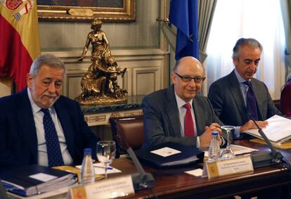 El ministro de Hacienda, Crist&oacute;bal Montoro (centro), junto a los secretarios de Estado de Administraciones P&uacute;blicas, Antonio Beteta (izquierda), y de Hacienda, Miguel Ferre 