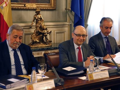 El ministro de Hacienda, Crist&oacute;bal Montoro (centro), junto a los secretarios de Estado de Administraciones P&uacute;blicas, Antonio Beteta (izquierda), y de Hacienda, Miguel Ferre 