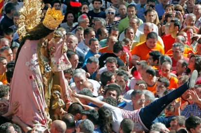 La Virgen de los Desamaparados nada más salir de la Catedral de Valencia
