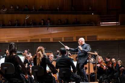 Jaap van Zweden dirige el 13 de octubre a la Filarmónica de Nueva York en el recién remodelado David Geffen Hall. 
