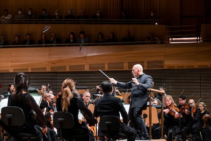 Jaap van Zweden dirige el 13 de octubre a la Filarmónica de Nueva York en el recién remodelado David Geffen Hall. 