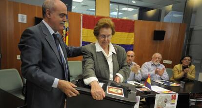 Josefa Celda recibe la caja con los restos de su padre, fusilado en Paterna en 1940, ayer en el Ayuntamiento de Massamagrell.