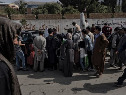 La desesperación se agrava en los lugares donde se concentran las decenas de miles de personas desplazadas que llegaron a Kabul huyendo de los talibanes de otras zonas de Afganistán.