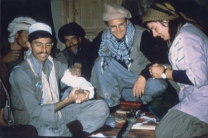 Visita de Rony Brauman, presidente de MSF Francia entre 1982 a 1994, en Afganistán (1986). El 28 de julio de 2004, la ONG anunció "con un profundo sentimiento de tristeza e ira", que cerraba todos los programas médicos en aquel país, tras el asesinato de cinco trabajadores humanitarios de MSF en un ataque deliberado el 2 de junio de ese mismo año.