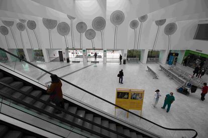 El vestíbulo del hospital Puerta de Hierro de Majadahonda, en el oeste de la región de Madrid, este martes al mediodía.