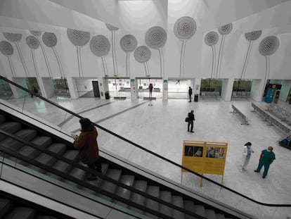 El vestíbulo del hospital Puerta de Hierro de Majadahonda, en el oeste de la región de Madrid, este martes al mediodía.