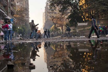 Manifestantes lanza piedras contra las fuerzas de seguridad, cerca de la sede del Ministerio del Interior en El Cairo, en el tercer día consecutivo de protestas tras tragedia en el estadio de Port Said.