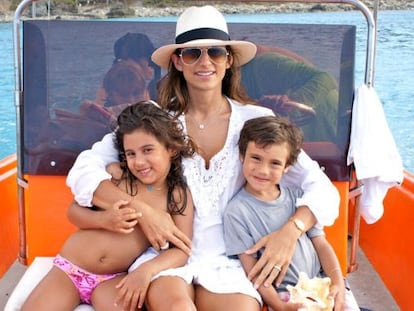 Maude Versini con los gmelos Adrián y Sofía en una imagen publicada en Twitter.