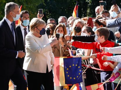 La canciller alemana, Angela Merkel, antes de recoger el premio europeo Carlos V, en Cuacos de Yuste (Cáceres), acompañada del rey Felipe VI.