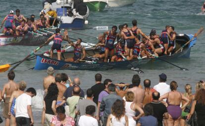 La trainera de Urdaibai celebra el triunfo en la última edición de la Concha.