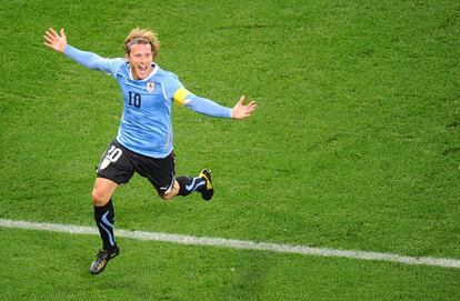 El delantero uruguayo Diego Forlán celebra  el gol marcado a Holanda.