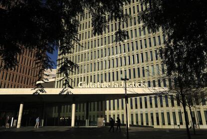 Entrada principal de la Ciudad de la Justicia de Barcelona.