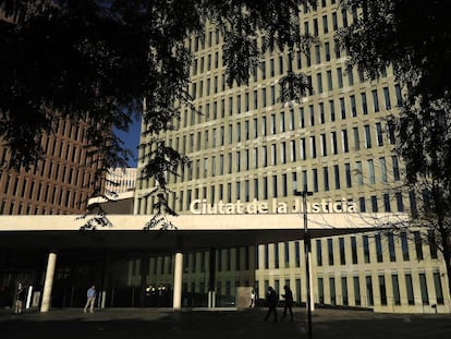 Fachada de la Ciudad de la Justicia en Barcelona, en el distrito de Sants-Montjuïc