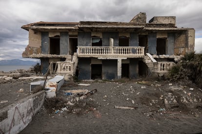 Una casa abandonada en el Villaggio Coppola, una zona que durante años fue escenario de la guerra de la Camorra.