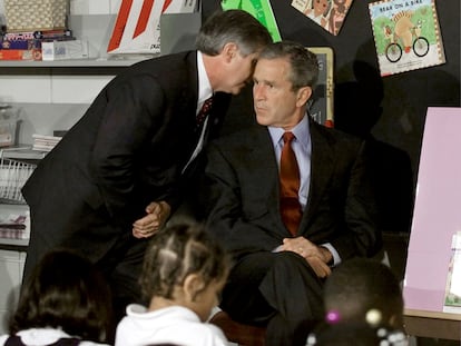 El presidente de Estados Unidos, George Bush, es informado de que un segundo avión se ha estrellado contra el World Trade Center, el 11 de septiembre de hace 20 años, cuando impartía una charla en una escuela de primaria en Nueva York.