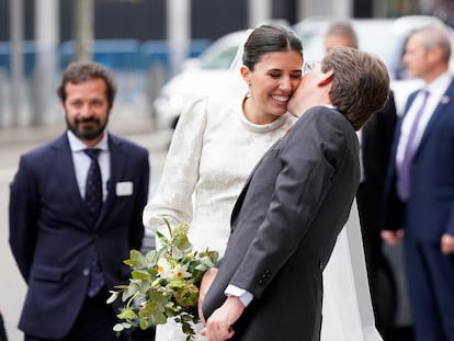 Madrid Mayor Jose Luis Martinez-Almeida kisses his wife, Teresa Urquijo, in front of the media at the exit of their wedding in Madrid, Spain, April 6, 2024. REUTERS/Ana Beltran