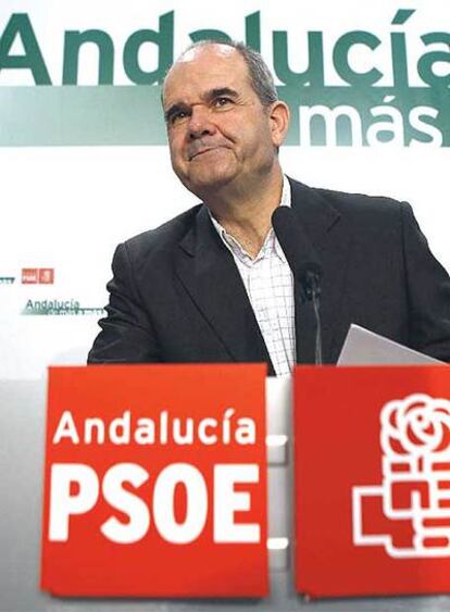 El secretario general del PSOE andaluz, Manuel Chaves, durante la rueda de prensa.