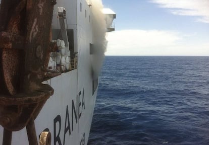 Fotografía facilitada por un viajero evacuado que muestra el incendio de un ferry de la compañía Acciona Trasmediterránea que había zarpado poco antes del mediodía desde el puerto de Palma con destino a Valencia.