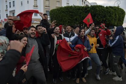 Aficionados marroquíes celebran este jueves en el centro de Rabat el pase a octavos de su selección en el Mundial de Qatar.