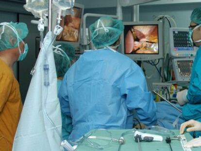 Un grupo de cirujanos realiza una intervenci&oacute;n quir&uacute;gica. 