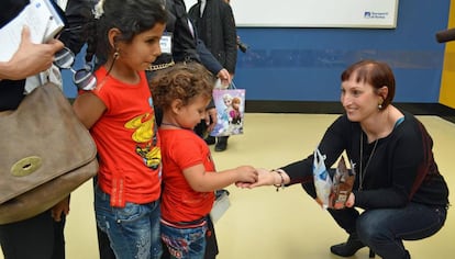 Una mujer saluda a unas niñas sirias llegadas a Roma desde Líbano.