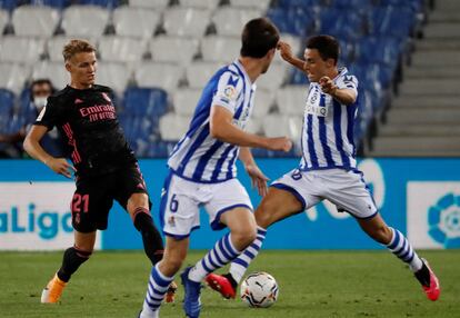 Odegaard (i) pelea un balón ante Elustondo.