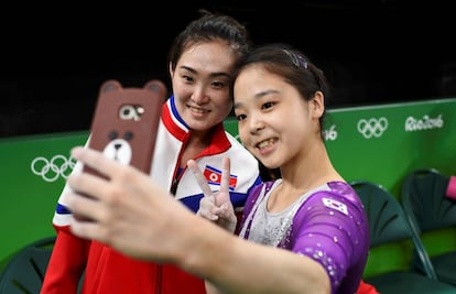 Lê Eun-Ju (Coreia do Sul) faz uma selfie com Hong Um Jong (Coreia do Norte).