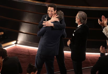 Adrien Brody abraza Lol Crawley tras el anuncio del galardón a mejor fotografía a 'The Brutalist', esta noche en Los Ángeles.