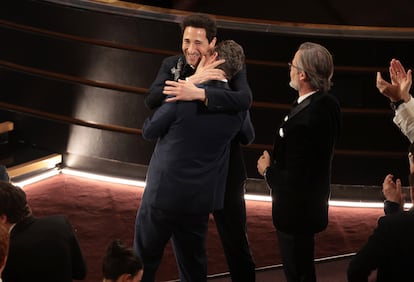 Adrien Brody abraza Lol Crawley tras el anuncio del galardn a mejor fotografa a 'The Brutalist', esta noche en Los ?ngeles. 