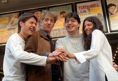 De izquierda a derecha, los actores Biel Durán y Quique San Francisco, el director Victor García León y la actriz Barbara Lennie, en la presentación de la película 'Más pena que gloria', en junio de 2001.