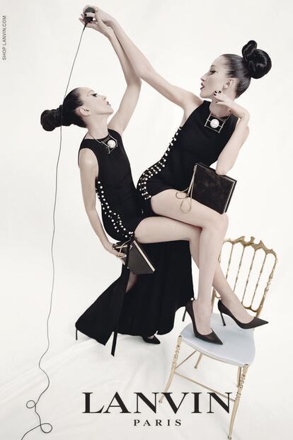 Lanvin se ha marcado una campaña muy familiar para la próxima temporada. Tim Walker fue el encargado de fotografiar a tres modelos y sus hijas: Violetta Sánchez con Luz, Pat Cleveland con Anna y Kirsten Owen con Billie Rose. No es la primera vez que la firma apuesta por el ambiente familiar en sus campañas. El pasado otoño eligió a Edie Campbell y a su familia.