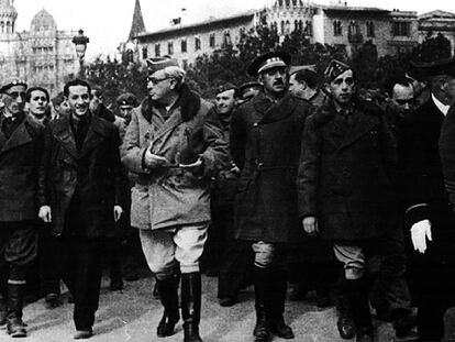 Un sonriente Dionisio Ridruejo a la izquierda del general Yagüe, en la plaza de Cataluña de Barcelona, tras la toma de la ciudad por las tropas franquistas en 1939.