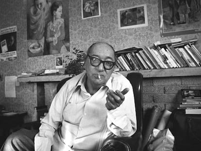 El escritor Juan Carlos Onetti, en su casa en marzo de 1981.