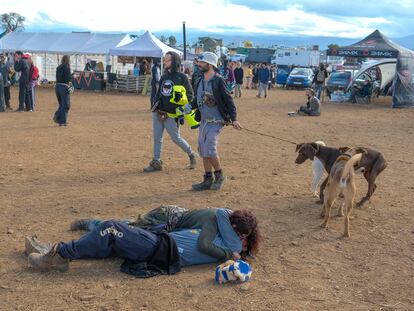 Una pareja se besa en el suelo en la 'rave' de La Peza (Granada) este martes.