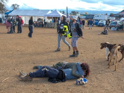 Una pareja se besa en el suelo en la 'rave' de La Peza (Granada) este martes.